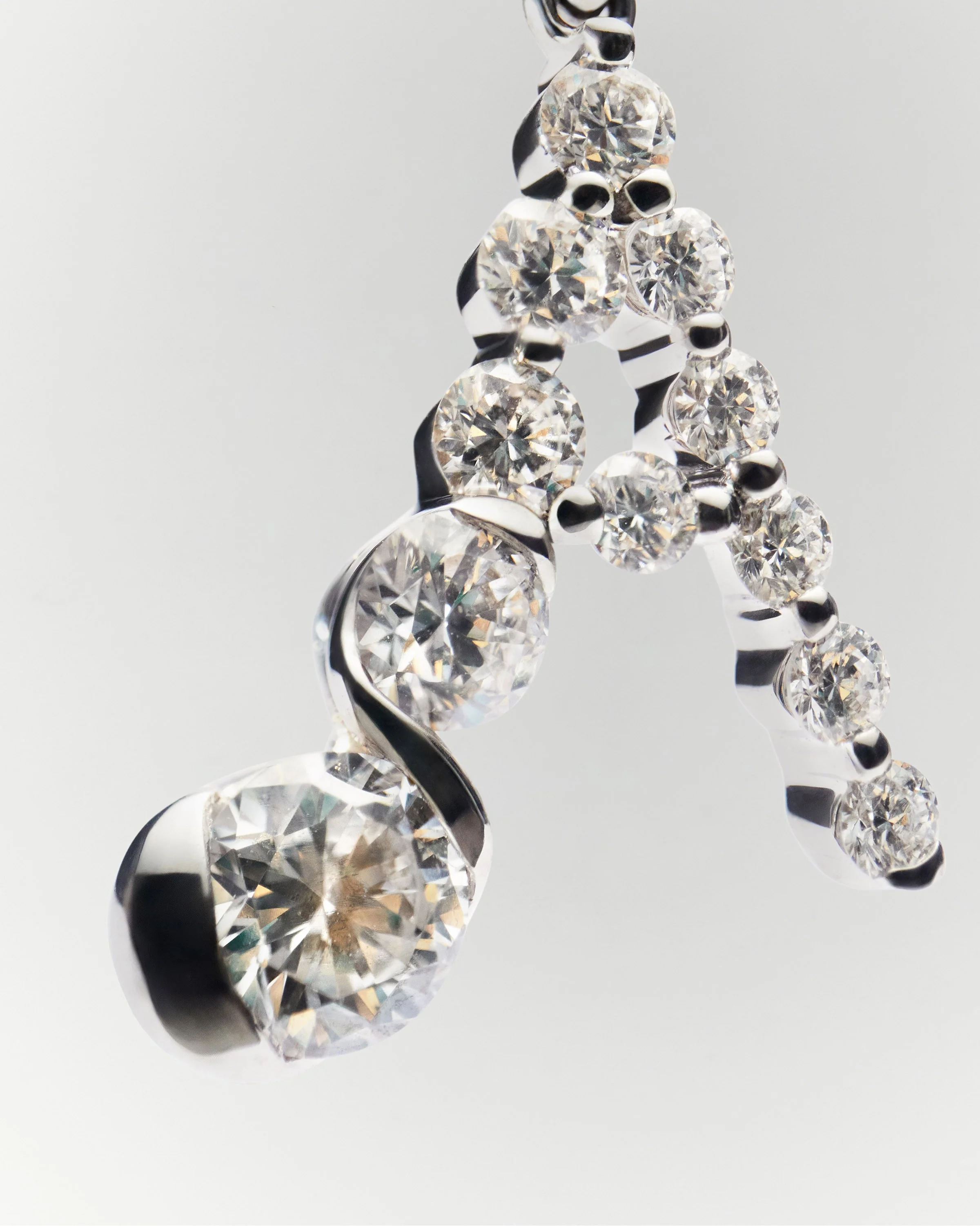 Diamonds and white gold A initial pendant 5 Diamonds and white gold A initial pendant