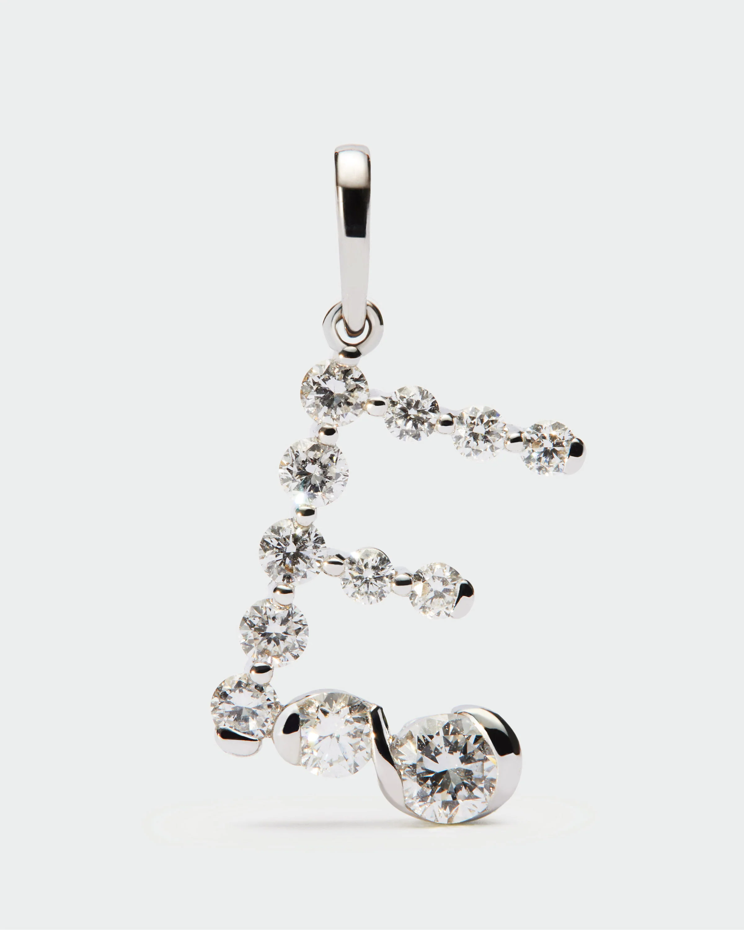 Diamonds and white gold E initial pendant