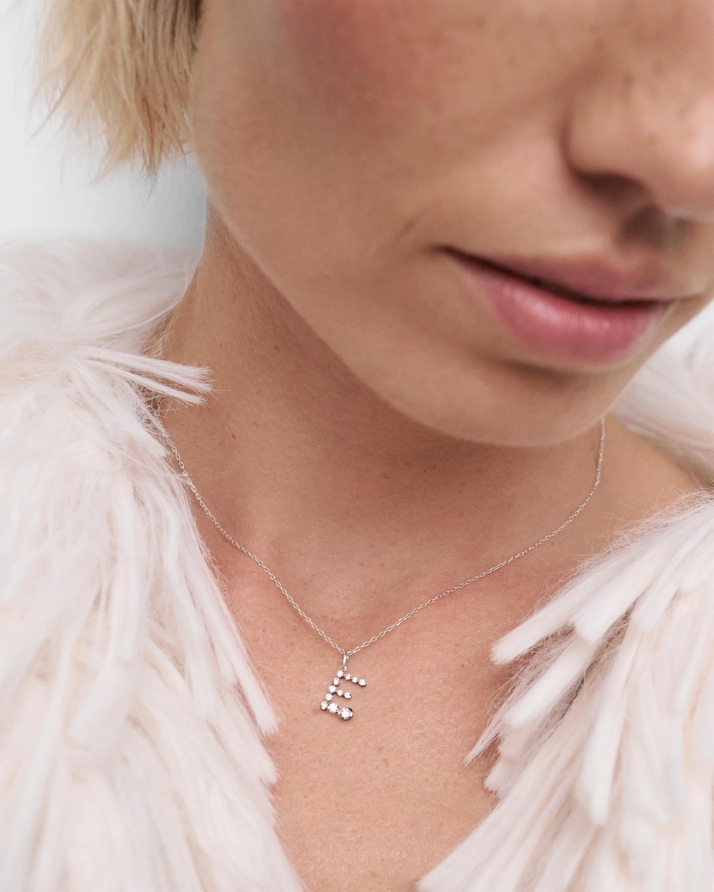 Diamonds and white gold E initial pendant
