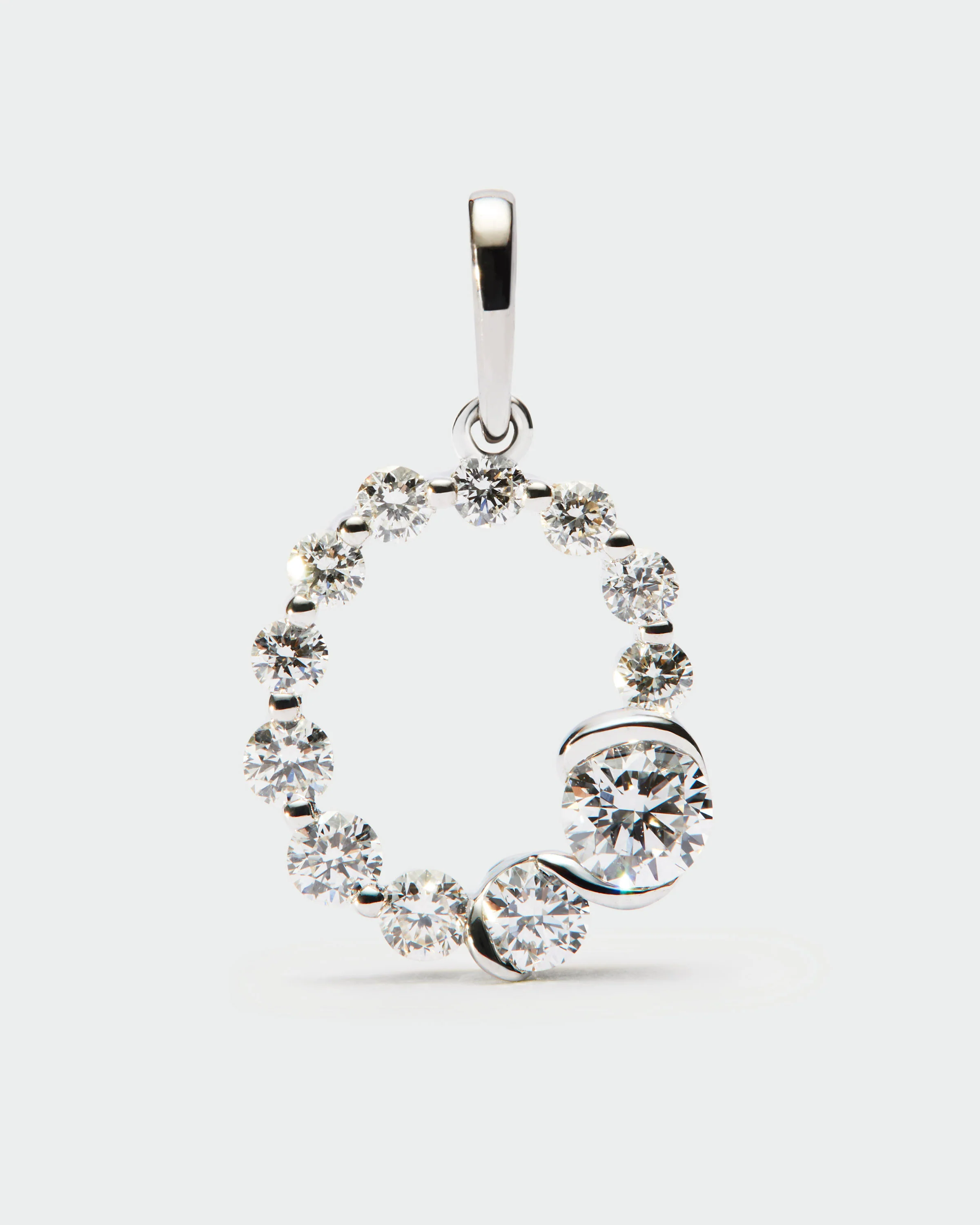 Diamonds and white gold O initial pendant