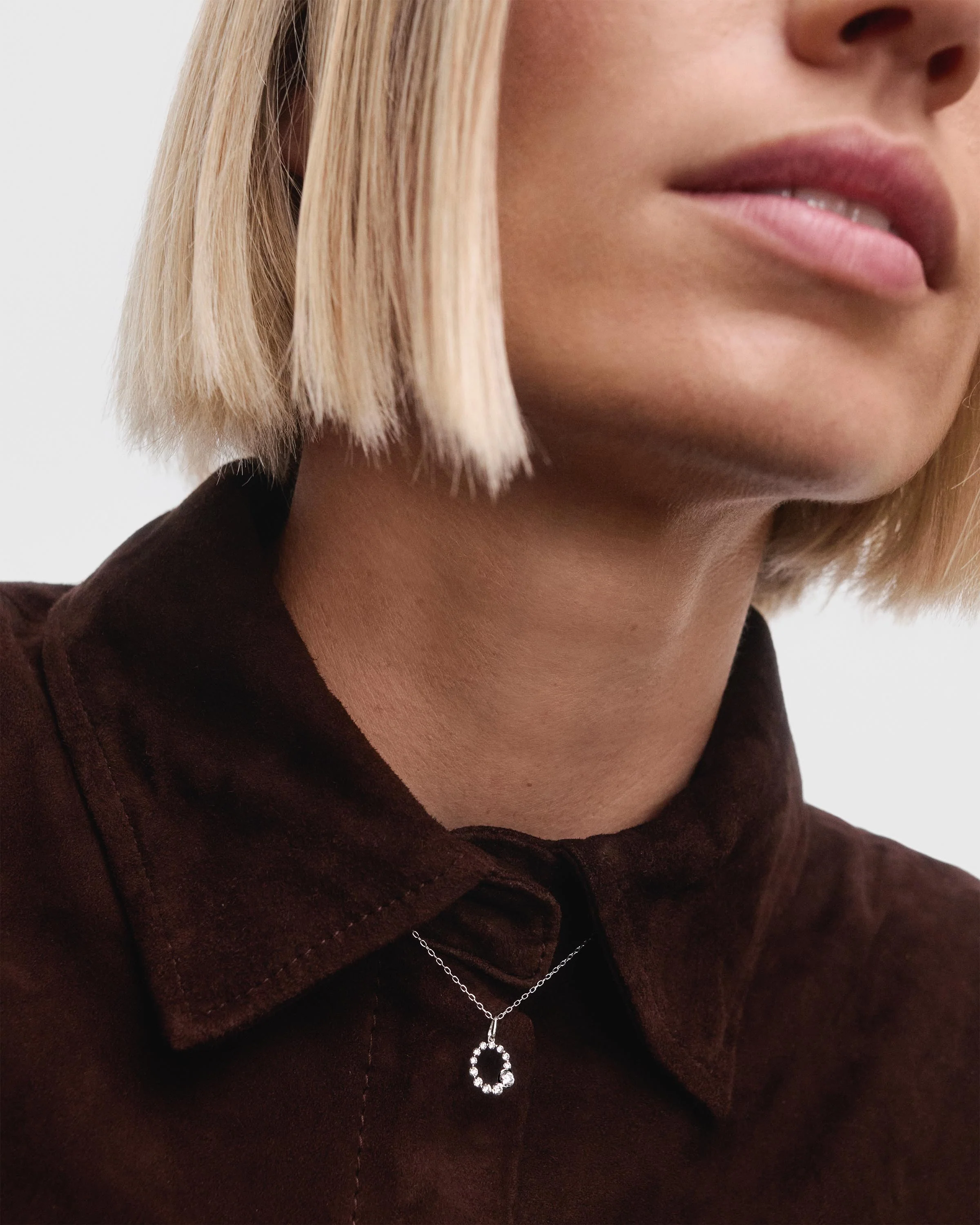 Diamonds and white gold O initial pendant